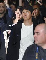 Ohtani arrives in S. Korea with wife