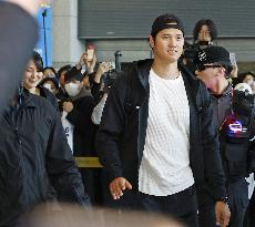 Ohtani arrives in S. Korea with wife