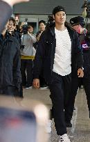 Ohtani arrives in S. Korea with wife