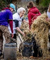 Princess Beatrix Working On A City Farm - Utrecht