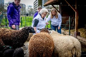 Princess Beatrix Working On A City Farm - Utrecht