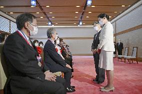 Emperor meets with awardees at Imperial Palace