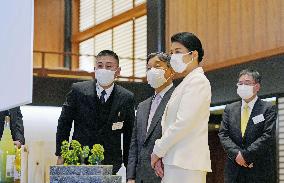 Emperor meets with awardees at Imperial Palace