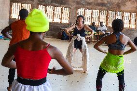 CAMEROON-YAOUNDE-DANCER-CULTURE EXCHANGE
