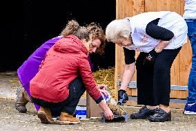 Princess Beatrix Working On A City Farm - Utrecht
