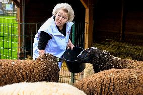 Princess Beatrix Working On A City Farm - Utrecht