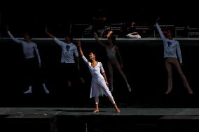 Dancer Elisa Carrillo Teaches  Massive Ballet Class
