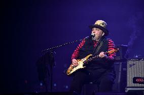 Popa Chubby Performs Live - Paris