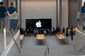 The World's Second Largest Apple Flagship Store in Shanghai