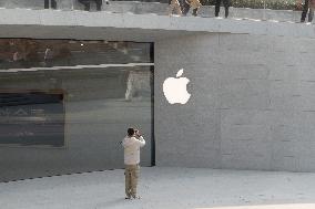 The World's Second Largest Apple Flagship Store in Shanghai