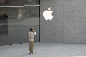 The World's Second Largest Apple Flagship Store in Shanghai