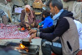 Families Break Ramadan Fast With What They Can - Gaza