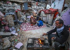 Families Break Ramadan Fast With What They Can - Gaza