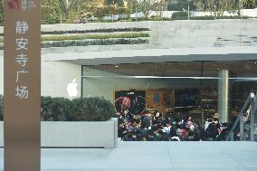 Asia's Largest Apple Store Opens in Shanghai