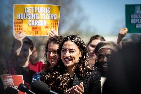 Ocasio-Cortez and Democrats reintroduce Green New Deal for Public Housing