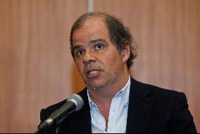 Pinto da Costa in an information session in Rio Tinto.