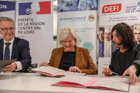 Catherine Vautrin Visits Delpharm Pharmaceutical company in Chambray-les-Tours