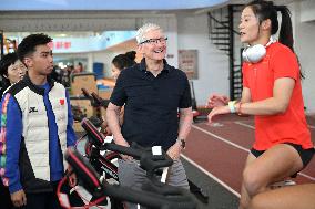(SP)CHINA-BEIJING-CHINESE WOMEN'S RUGBY TEAM-TIM COOK-VISIT (CN)