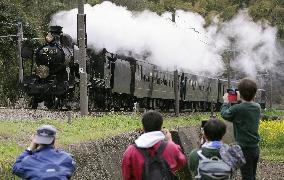 Final run of steam locomotive Hitoyoshi in southwestern Japan