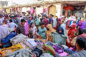 Markets overflow with Eid customers in Dhaka