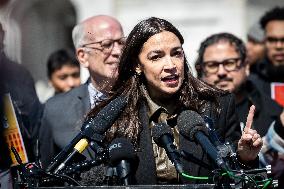 Ocasio-Cortez and Democrats reintroduce Green New Deal for Public Housing