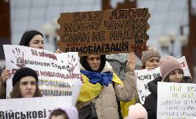 Families of Ukrainian military demand discharge in Kyiv