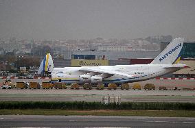 An Antonov brings to Barcelona one of the sailboats that will participate in the Americas Cup 2024