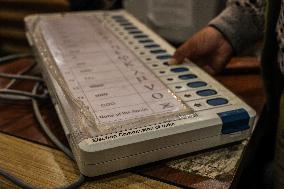 Electronic Voting Machine Training Ahead Of Elections In Kashmir