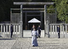 Japanese Princess Aiko visits imperial mausoleum
