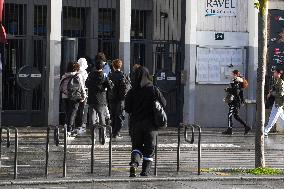 Headmaster Resigns After Death Threat - Paris