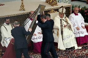 The strong wind causes the painting "RESSURREXIT" during the Easter Mass - Vatican