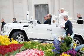 Pope Francis Holds His Weekly General Audience In Vatican