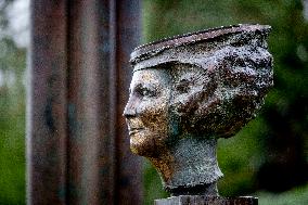 Princess Beatrix Unveils The The Royal Family Bronze Sculpture - Baarn