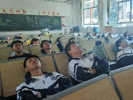 CHINA-GUIZHOU-STUDENTS-NOON NAP-RECLINING CHAIRS (CN)