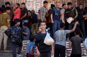 Palestinians Queuing Up At Bread Distribution - Rafah