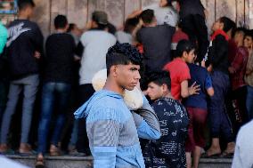 Palestinians Queuing Up At Bread Distribution - Rafah