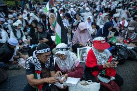 Mass Iftar Dinner Organized For Displaced Palestinians