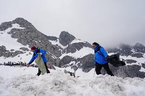 CHINA-YUNNAN-LIJIANG-YULONG SNOW MOUNTAIN-CLEANERS (CN)
