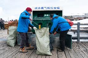 CHINA-YUNNAN-LIJIANG-YULONG SNOW MOUNTAIN-CLEANERS (CN)