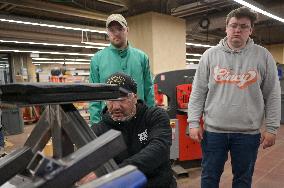 Disabled Army Veteran Working With Engineering Students At The University Of Cincinnati.