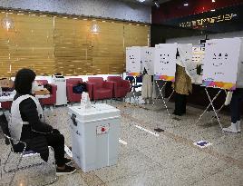 (FOCUS)SOUTH KOREA-SEOUL-PARLIAMENTARY ELECTION-VOTING
