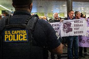 Christian Peace Activists Arrested At The Senate - Washington