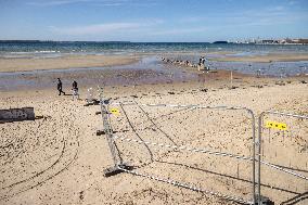Preparations for the cleanup of oil spill in Stroomi beach