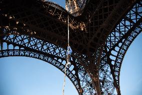 Anouk Garnier Beats The World Record For Rope Climbing The Eiffel Tower - Paris