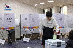(FOCUS)SOUTH KOREA-SEOUL-PARLIAMENTARY ELECTION-VOTING