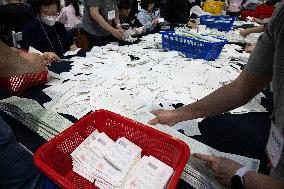 SOUTH KOREA-SEOUL-PARLIAMENTARY ELECTIONS-BALLOT COUNTING
