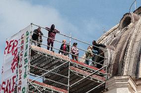 Action Of The Housing Struggle Movements In Piazza Venezia In Rome