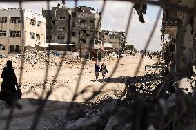 Palestinians Return To Devastated Homes - Khan Yunis