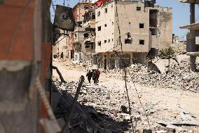 Palestinians Return To Devastated Homes - Khan Yunis
