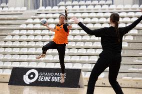 Aurore Berge visits the Paris 92 handball club - Issy-les-Moulineaux